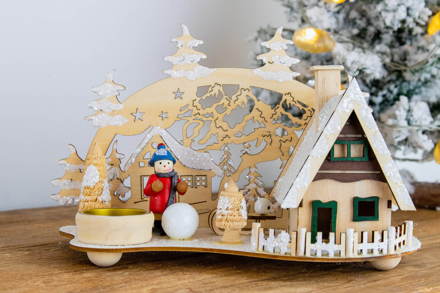 Räucherhaus mit Teelichthalter Winterkind mit Schneekugel + Schlitten